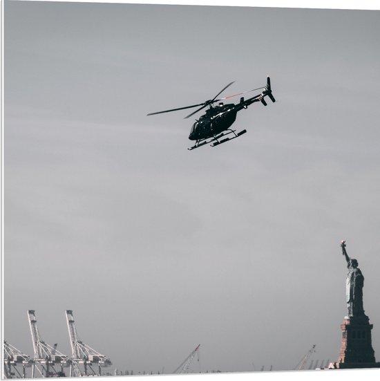WallClassics - PVC Schuimplaat - Helikopter zwevend boven Vrijheidsbeeld in New York - 80x80 cm Foto op PVC Schuimplaat (Met Ophangsysteem)
