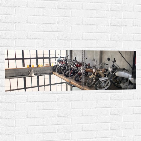 WallClassics - Muursticker - Geparkeerde Motors in een Loods - 120x40 cm Foto op Muursticker