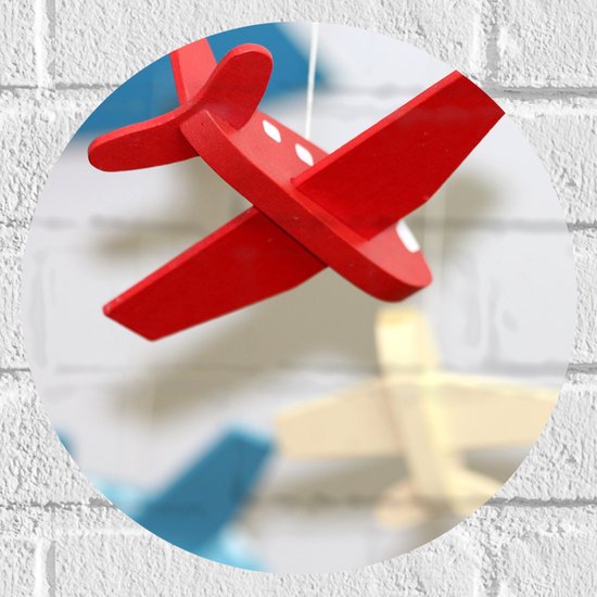 WallClassics - Muursticker Cirkel - Gekleurde Speelgoedvliegtuigen - 30x30 cm Foto op Muursticker