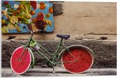 WallClassics - Acrylglas - Geparkeerde Fiets met Meloenkleurige Wielen - 75x50 cm Foto op Acrylglas (Wanddecoratie op Acrylaat)