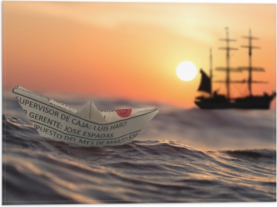 WallClassics - Vlag - Papieren Bootje op Zee met Groot Schip en Zon - 40x30 cm Foto op Polyester Vlag