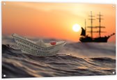 WallClassics - Tuinposter – Papieren Bootje op Zee met Groot Schip en Zon - 120x80 cm Foto op Tuinposter  (wanddecoratie voor buiten en binnen)