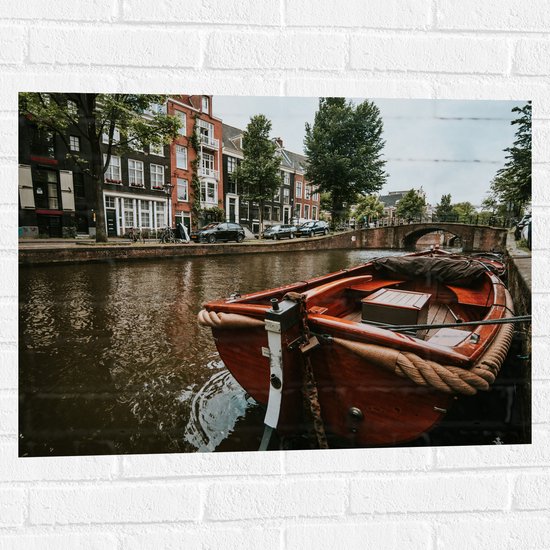 WallClassics - Muursticker - Boot in Amsterdamse Gracht - 80x60 cm Foto op Muursticker