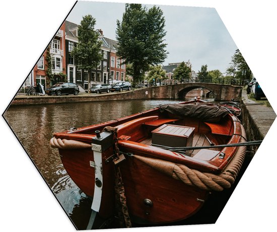 WallClassics - Dibond Hexagon - Boot in Amsterdamse Gracht - 70x60.9 cm Foto op Hexagon (Met Ophangsysteem)