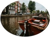 WallClassics - Dibond Ovaal - Boot in Amsterdamse Gracht - 56x42 cm Foto op Ovaal (Met Ophangsysteem)