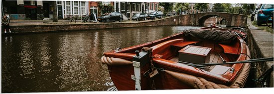 WallClassics - Acrylglas - Boot in Amsterdamse Gracht - 150x50 cm Foto op Acrylglas (Wanddecoratie op Acrylaat)