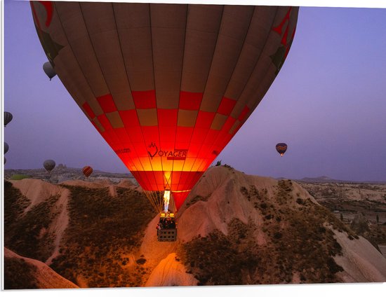 WallClassics - PVC Schuimplaat - Luchtballonnen bij Bergen - 80x60 cm Foto op PVC Schuimplaat (Met Ophangsysteem)