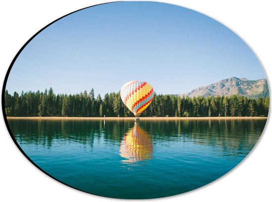 WallClassics - Dibond Ovaal - Luchtballon landend op Kust bij Water - 28x21 cm Foto op Ovaal (Met Ophangsysteem)