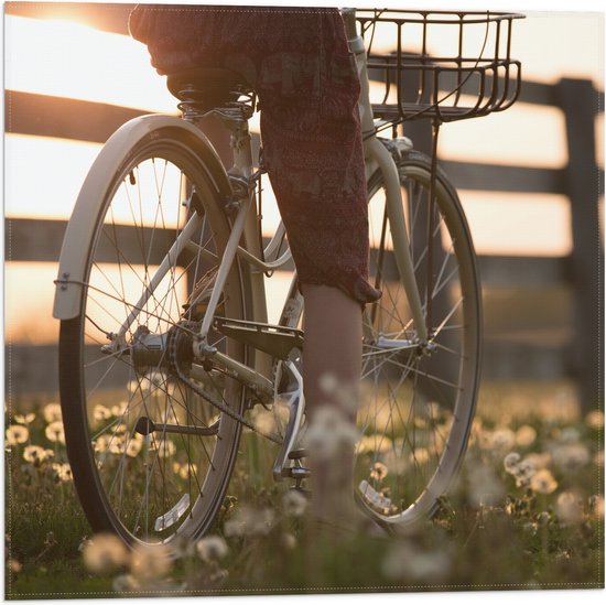 WallClassics - Vlag - Fietser door Bloemenveld - 50x50 cm Foto op Polyester Vlag