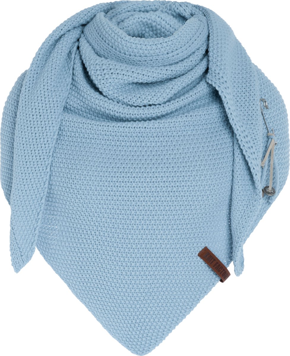 Knit Factory Coco Gebreide Omslagdoek - Driehoek Sjaal Dames - Dames sjaal - Wintersjaal - Stola - Wollen sjaal - Lichtblauwe sjaal - Celeste - 190x85 cm - Inclusief sierspeld