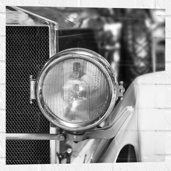 WallClassics - Muursticker - Koplamp van Auto in Zwart Wit - 50x50 cm Foto op Muursticker
