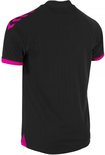 Achterkant van een zwart sportshirt met roze accenten op de mouwen en zoom.