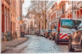 WallClassics - Acrylglas - Geparkeerde Auto's in Stadje - 60x40 cm Foto op Acrylglas (Met Ophangsysteem)