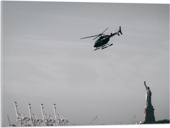 WallClassics - Acrylglas - Helikopter zwevend boven Vrijheidsbeeld in New York - 80x60 cm Foto op Acrylglas (Wanddecoratie op Acrylaat)