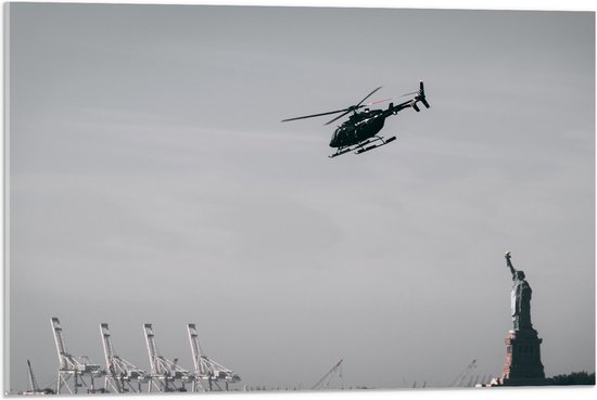 WallClassics - Acrylglas - Helikopter zwevend boven Vrijheidsbeeld in New York - 75x50 cm Foto op Acrylglas (Wanddecoratie op Acrylaat)