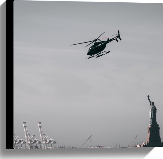 WallClassics - Canvas  - Helikopter zwevend boven Vrijheidsbeeld in New York - 40x40 cm Foto op Canvas Schilderij (Wanddecoratie op Canvas)
