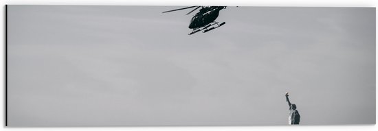 WallClassics - Dibond - Helikopter zwevend boven Vrijheidsbeeld in New York - 60x20 cm Foto op Aluminium (Wanddecoratie van metaal)