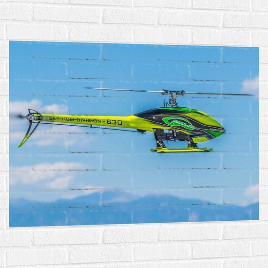 WallClassics - Muursticker - Geel Groene Helikopter bij Wolken - 100x75 cm Foto op Muursticker