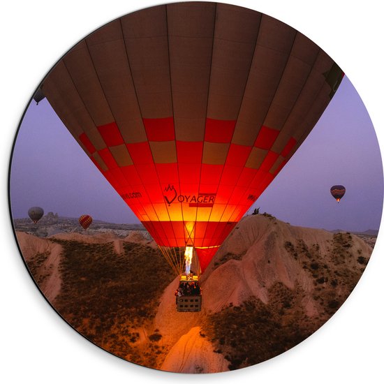 WallClassics - Dibond Muurcirkel - Luchtballonnen bij Bergen - 30x30 cm Foto op Aluminium Muurcirkel (met ophangsysteem)