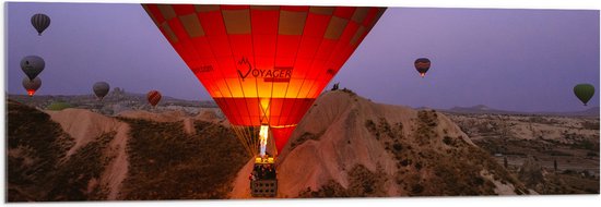 WallClassics - Acrylglas - Luchtballonnen bij Bergen - 120x40 cm Foto op Acrylglas (Wanddecoratie op Acrylaat)