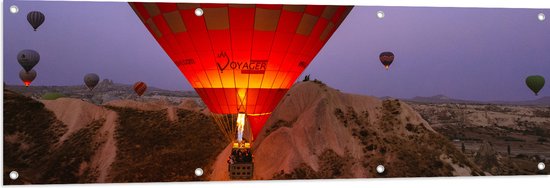 WallClassics - Tuinposter – Luchtballonnen bij Bergen - 150x50 cm Foto op Tuinposter  (wanddecoratie voor buiten en binnen)