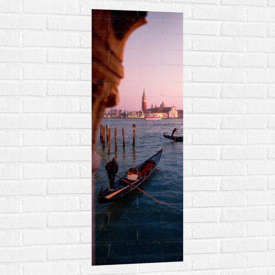 WallClassics - Muursticker - Gondels op Water omringd door Gebouwen - 40x120 cm Foto op Muursticker