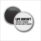 Button Met Magneet 58 MM - Life Doesnt Give Us A Purpose - NIET VOOR KLEDING