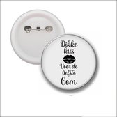 Button Met Speld 58 MM - Dikke Kus Voor De Liefste Oom