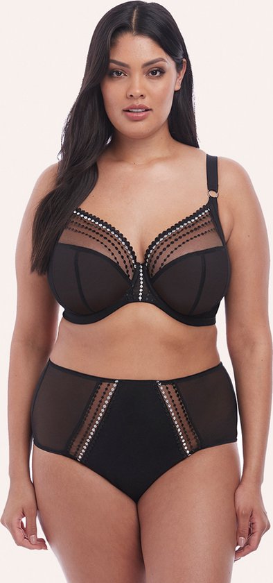Model draagt een zwarte bh met versierde cups en een zwarte hoge slip met doorschijnende zijkanten.