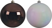 Kerstversieringen set van 2x grote kunststof kerstballen donkerbruin en parelmoer wit 20 cm glans