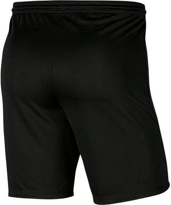 Zwarte Nike sportshort, achterkant, met wit Nike logo.