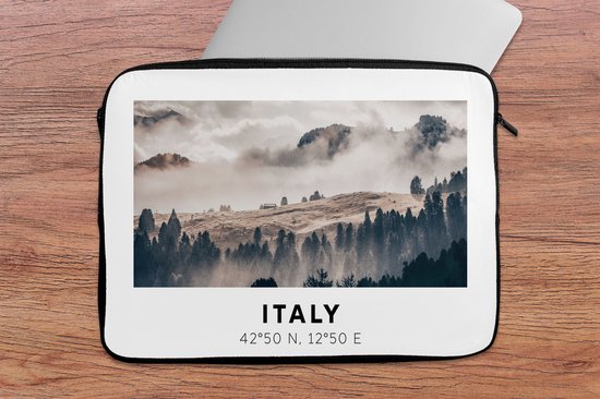 Laptophoes 14 inch - Italië - Dolomieten - Zomer - Mist - Laptop sleeve - Binnenmaat 33x23 cm - Zwarte achterkant