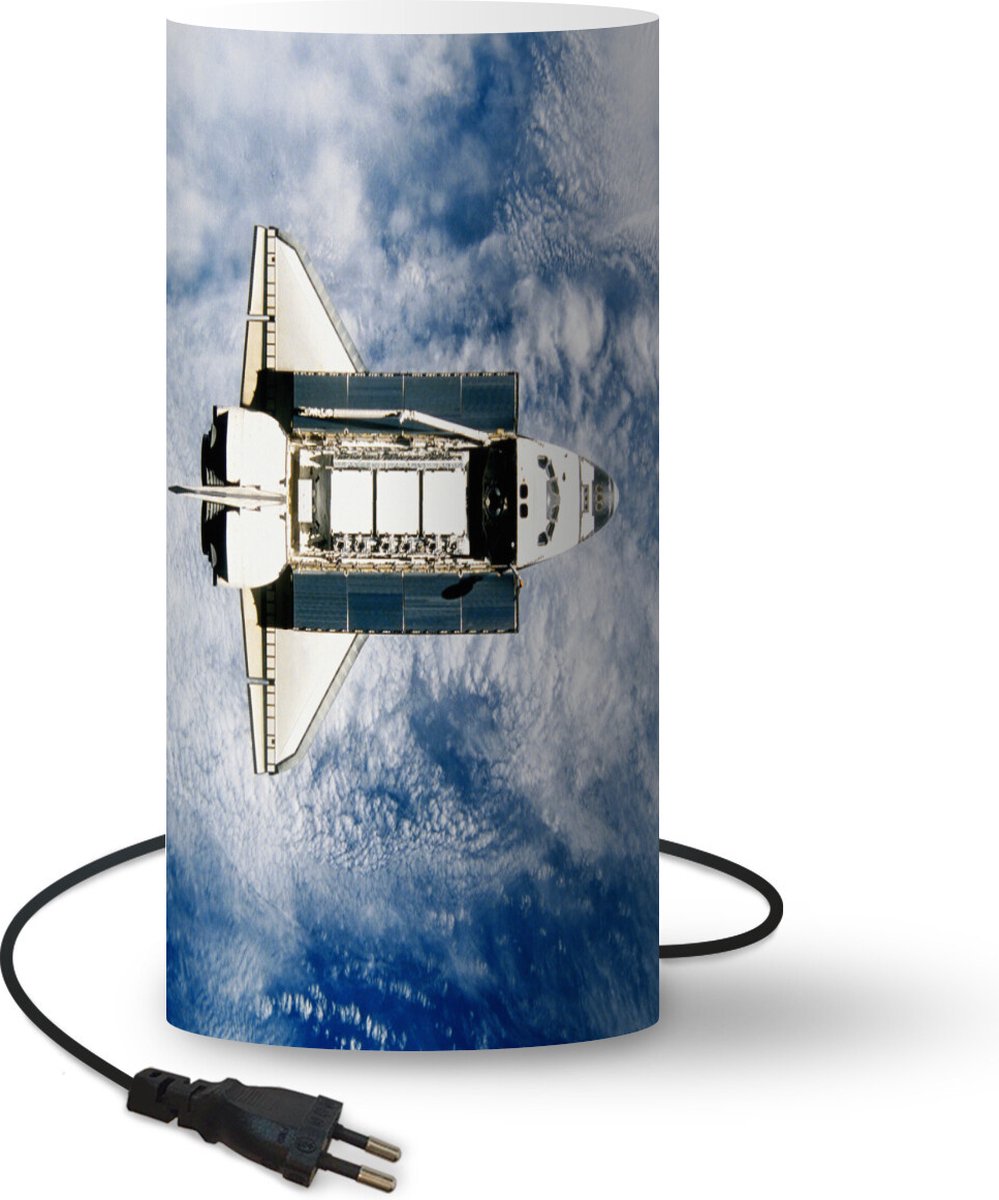 Lamp - Nachtlampje - Tafellamp slaapkamer - Space shuttle vliegt hoog in het heelal - 33 cm hoog - Ø15.9 cm - Inclusief LED lamp