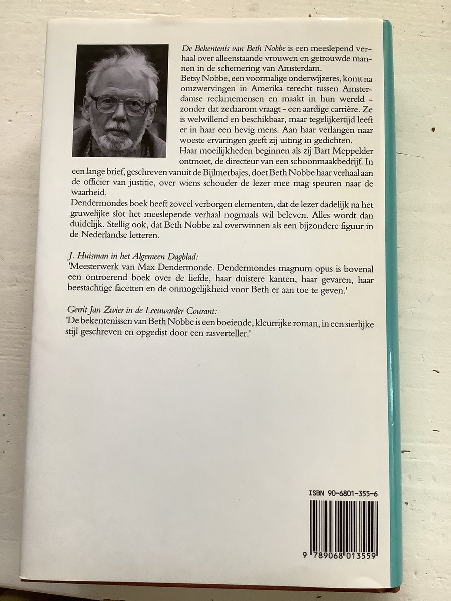 Achterkant van het boek "De bekentenis van Beth Nobbe" met tekst en een zwart-wit foto van Max Dendermonde.