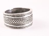 Brede zilveren ring met kabelpatronen - maat 18.5