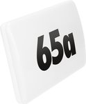 Witte, gebogen huisnummerplaat met de tekst '65a' in zwart, schuin van voren gezien.