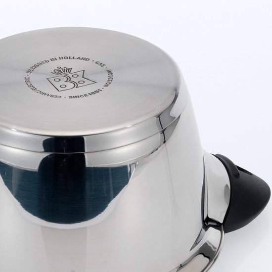 Gedetailleerde opname van de bodem van een roestvrijstalen pan met de tekst 'Designed in Holland', 'Since 1851', 'Gas', 'Ceramic/Electric', 'Induction'.