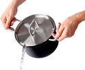 Handen die een zwarte kookpan met RVS deksel vasthouden terwijl water wordt afgegoten.