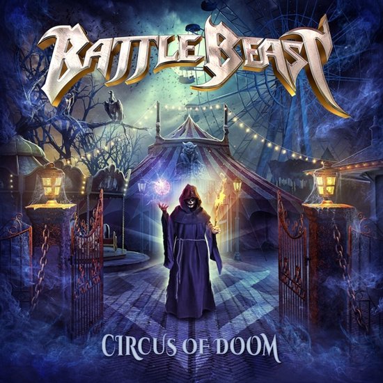 Albumhoes met de titel 'Circus of Doom' van Battle Beast. Een figuur in een duister gewaad staat voor een circustent.