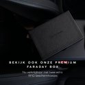 Zwarte, lederen Faraday-box met Inside Safe logo in een auto.