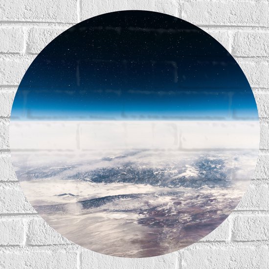 WallClassics - Muursticker Cirkel - Uitzicht over de Aarde in de Ruimte - 60x60 cm Foto op Muursticker