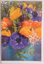 Een blanco kaart met diverse soorten bloemen. Een leuke kaart om zo te geven of om bij een cadeau te voegen. Een dubbele wenskaart inclusief envelop en in folie verpakt.