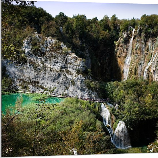 WallClassics - Dibond - Plitvice Meren bij Bergen - Kroatië - 80x80 cm Foto op Aluminium (Wanddecoratie van metaal)