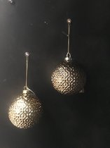 Set van 2 goudkleurige glazen kerstballen met reliëf 8cm kerstornamenten