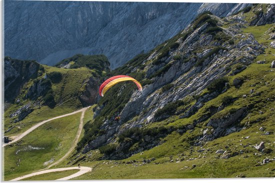 WallClassics - Acrylglas - Paraglidend door de Bergen en Natuur - 60x40 cm Foto op Acrylglas (Met Ophangsysteem)