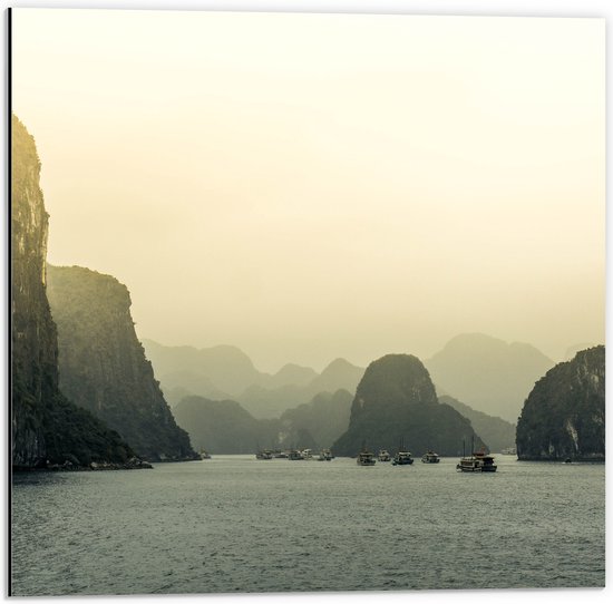 WallClassics - Dibond - Ha Long Bay - Vietnam - 50x50 cm Foto op Aluminium (Met Ophangsysteem)