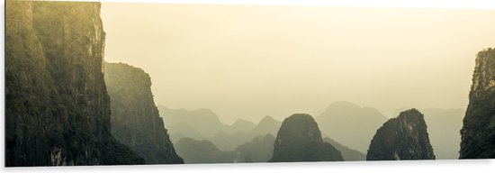 WallClassics - Dibond - Ha Long Bay - Vietnam - 150x50 cm Foto op Aluminium (Wanddecoratie van metaal)