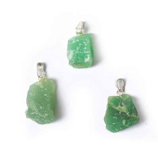 Pendentif en pierre précieuse brute de quartz vert