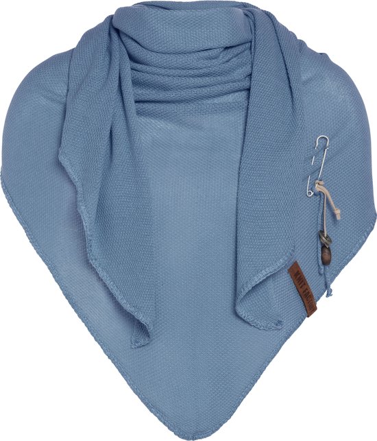 Knit Factory Lola Gebreide Omslagdoek - Driehoek Sjaal Dames - Katoenen sjaal - Luchtige Sjaal voor de lente, zomer en herfst - Stola - Stone Blue - 190x85 cm - Inclusief sierspeld