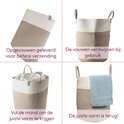Vier afbeeldingen van mand: opgevouwen, rechtopstaand, gevuld met witte handdoeken, met blauwe handdoek.